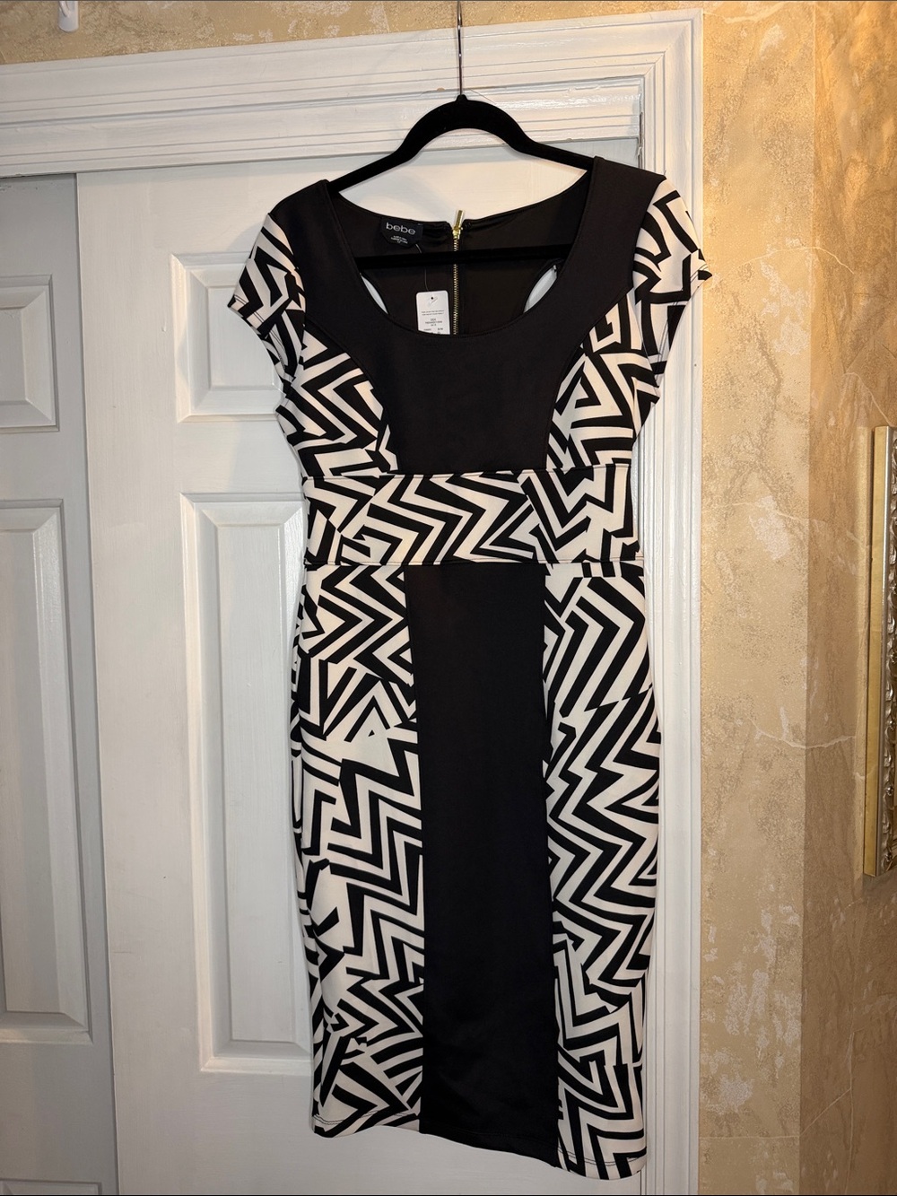 Bebe Black & White Geometric Cap-Sleeve Sheath Dress